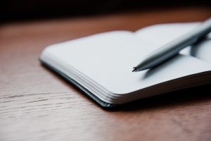 En anteckningsbok med en penna