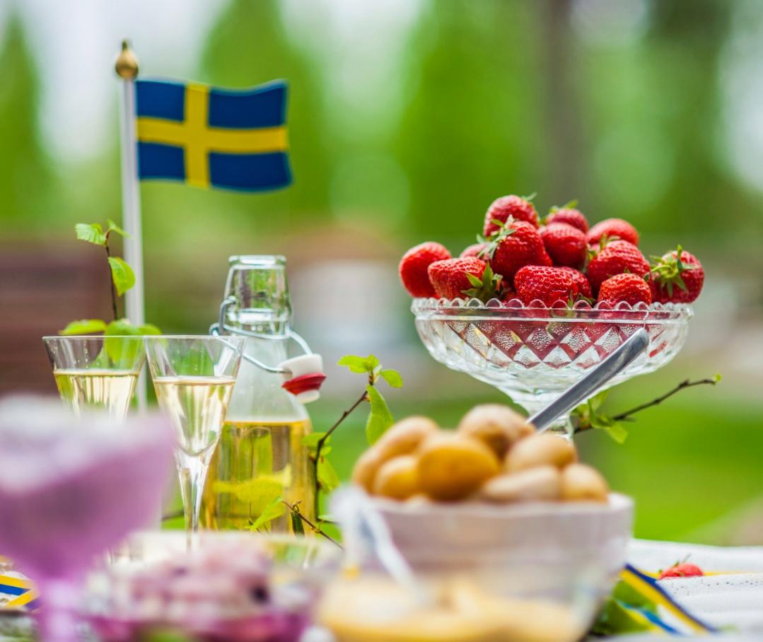 Midsommarfirande med knytkalas
